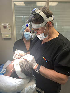 Dr.-Ron-Shapiro-in-surgery